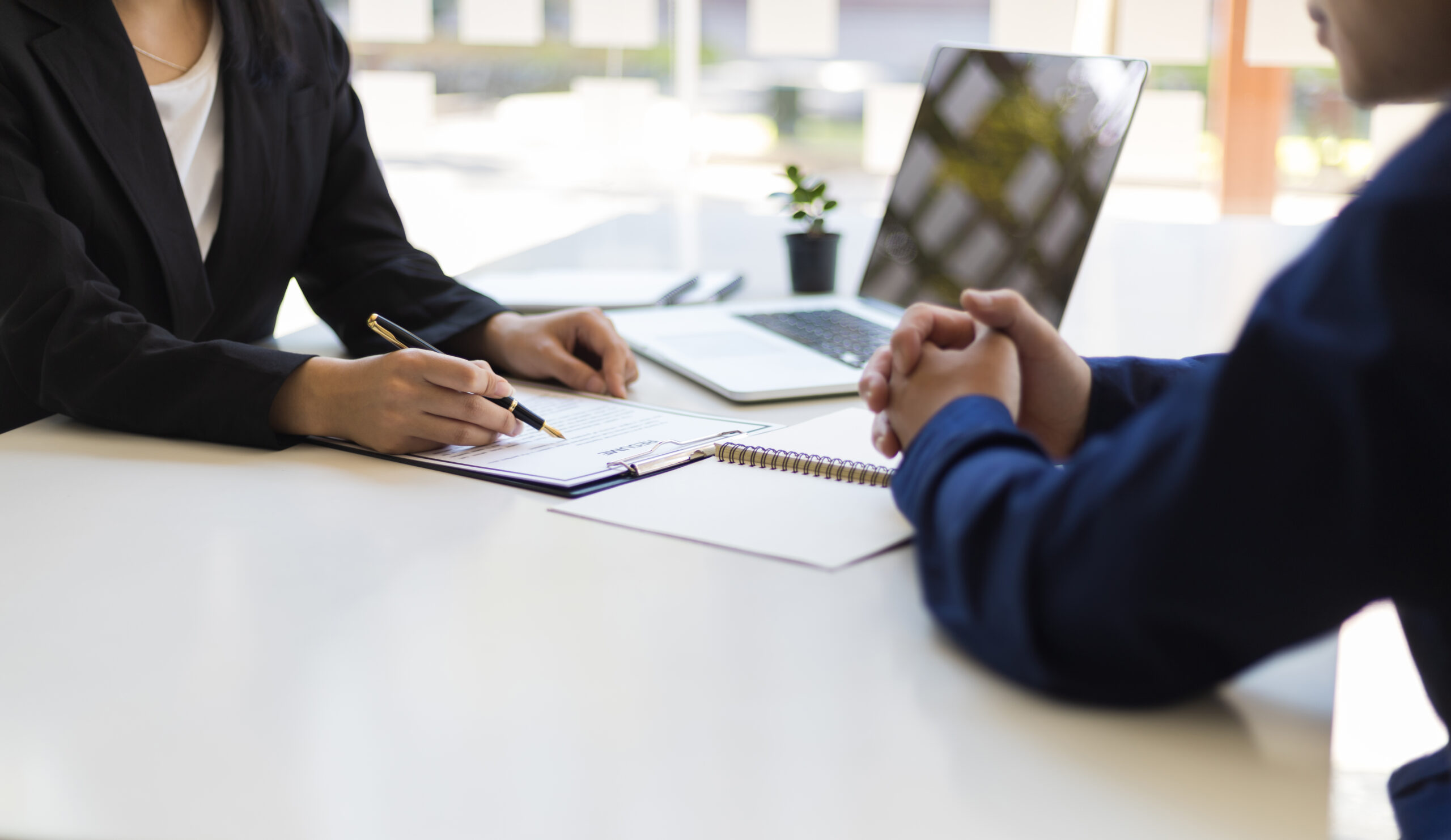 personal in jury lawyer speaking with their client