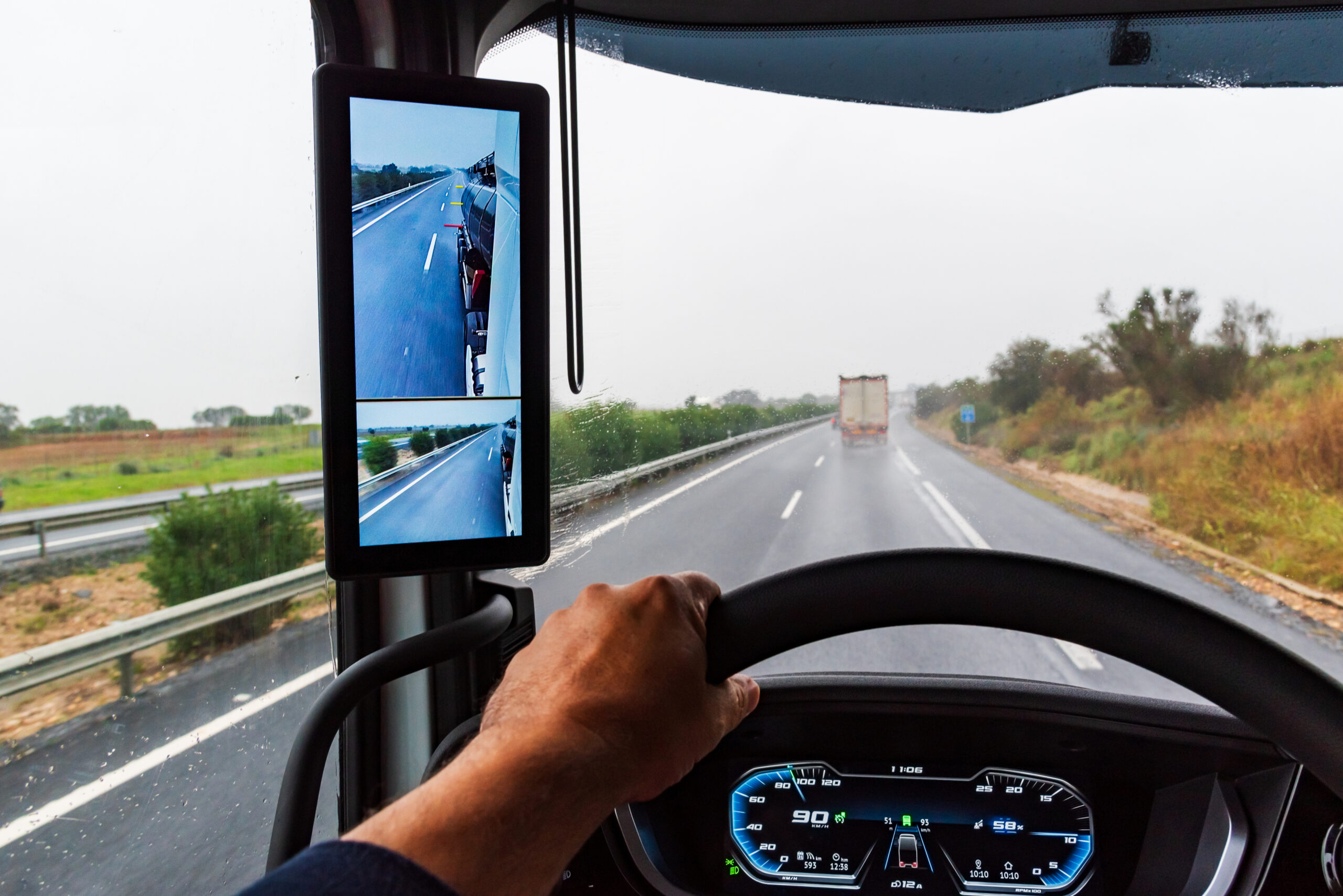 Rearview mirror with cameras in a truck, screen inside the vehicle where the driver can see the back of the trailer to avoid blind spot accidents.